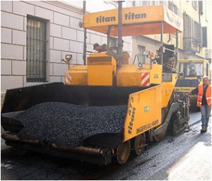 vibrofinitrice allestita di strumentazione per il rilevamento del piano